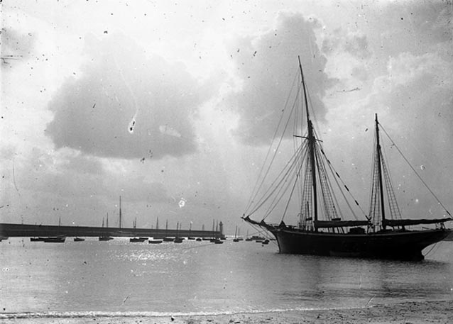 L'Avant-Port, Binic, France, 1920.